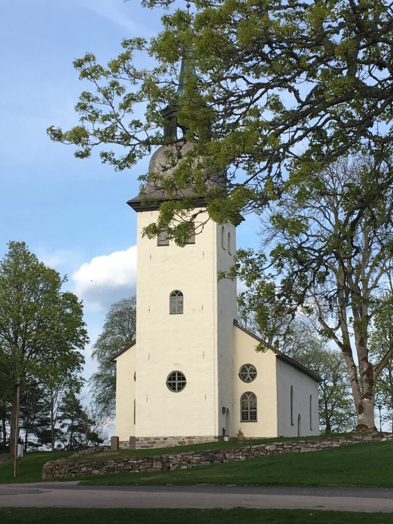 Försommarbild Kila kyrka